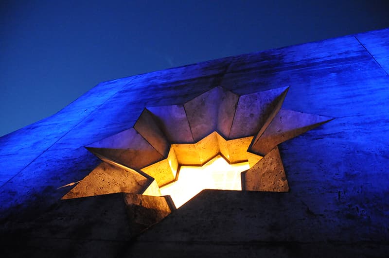 Detalle iluminado de un símbolo del Monumento