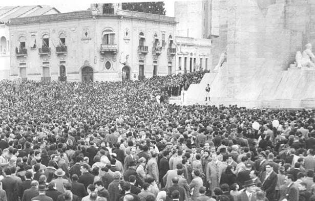 Multitud durante la inauguración del Monumento en 1957