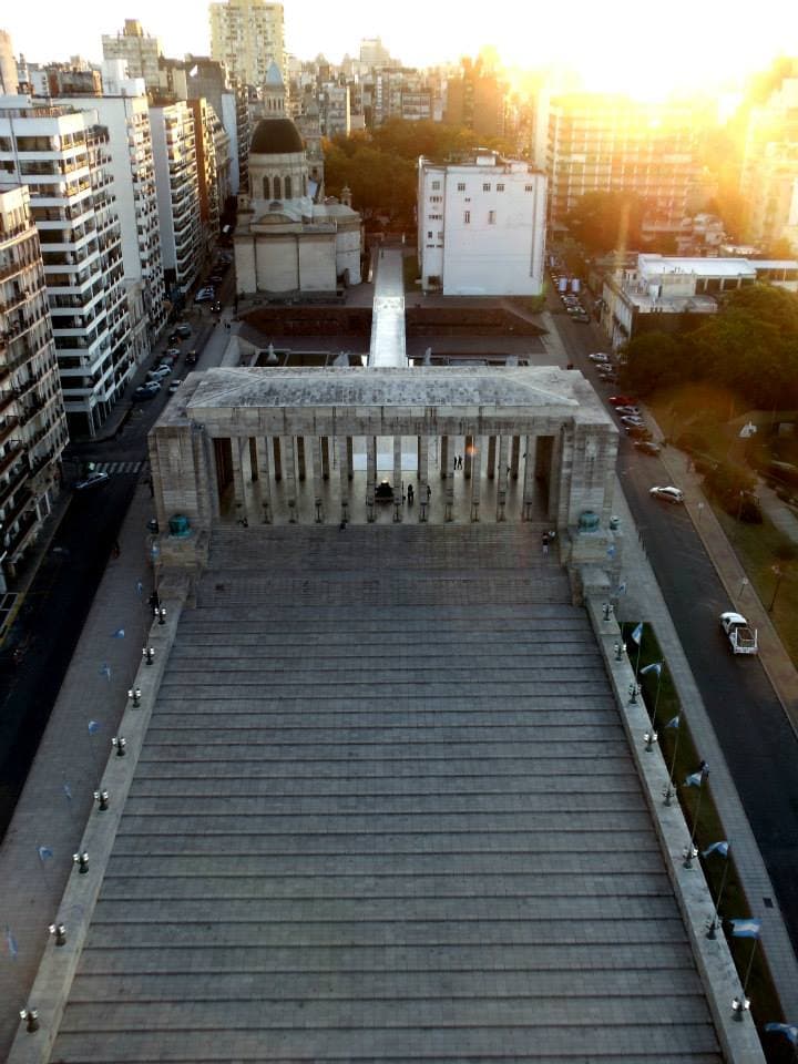 Vista del Propileo y su relación con el eje urbano