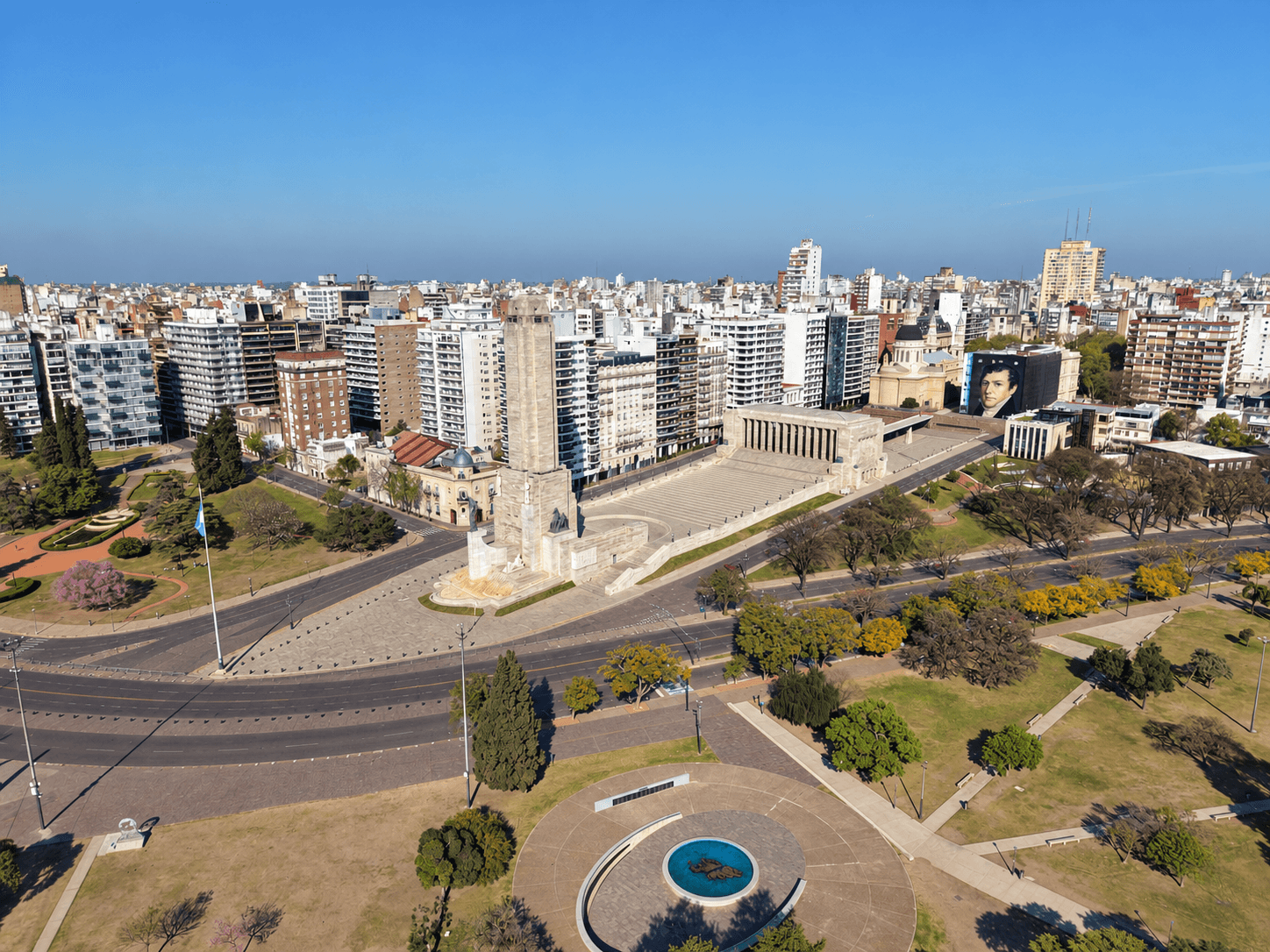 Vista aérea del Monumento Histórico Nacional a la Bandera y su entorno urbano