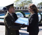 Familiares del Tte. Vázquez entregan el sable que perteneciera al piloto caído en Malvinas a la intendenta municipal.