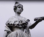 Detalle de la escultura dedicada a Gregoria Pérez de Denis en la ciudad de Paraná, realizada en 1910 por el escultor italiano Torcuato Tasso